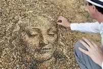 تصاویر؛ شاهکارهای خلاقانۀ هنرمندی که روی زمین با «سنگریزه» نقاشی می‌کند