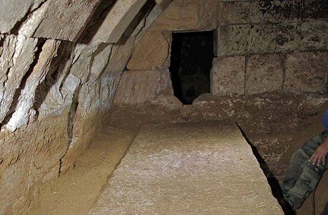 کشف اتاقی اسرارآمیز در مقبره باستانی یونان