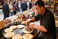 ببینید| غذای خیابانی در چین؛ پخت همبرگر و پنکیک در جینان