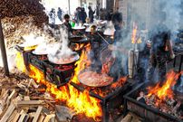 ببینید؛ غذای خیابانی در کره؛ پخت یک غذای محبوب با مرغ و سبزیجات روی هیزم در سئول