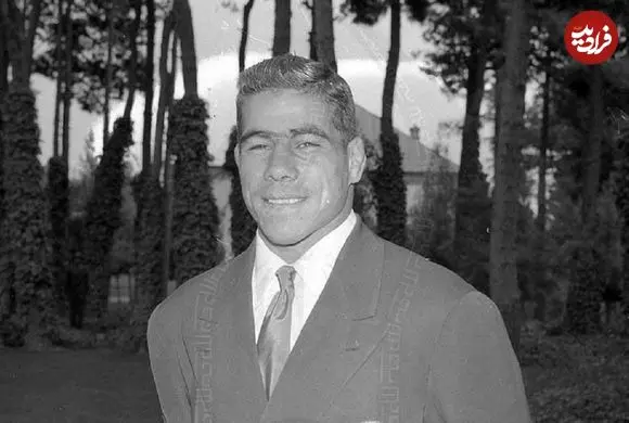 عکس| سفر در زمان؛ «تختی» در حال دریافت مدال از «محمدرضا پهلوی»؛ سال 1336