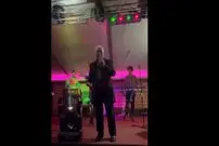 (ویدئو) صادق بوقی آهنگ «آو آو آو» را در کنسرت خصوصی اش اجرا کرد