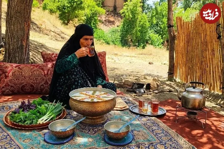 ببینید| غذای روستایی در ایران؛ تهیه آب دوغ خیار سنتی توسط یک مادربزرگ در طبیعت