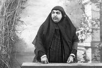 عکس؛ سفر در زمان؛ «ژست هنری دختر ناصرالدین شاه با انار پاییزی»؛ سال 1260