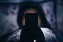 بلایی که نور آبی گوشی بر سرتان می‌آورد