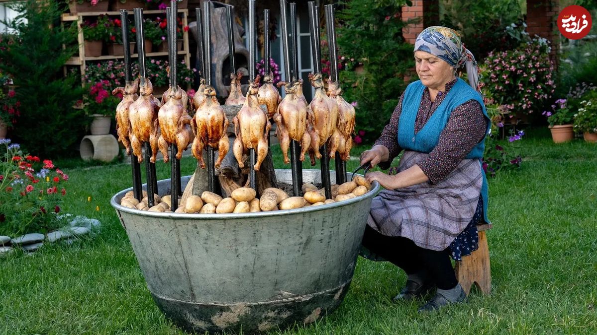 (ویدئو تکنیک عالی یک بانوی روستایی آذربایجانی در کباب کردن 15 مرغ دور آتش