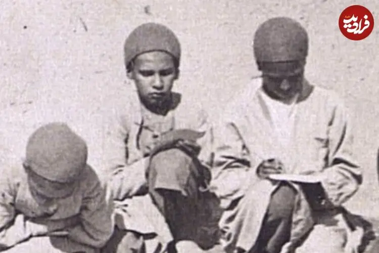 عکس| سفر زمان؛ تصویری از معلم قاجاری با قلیان سر کلاس درس