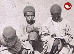 عکس| سفر زمان؛ تصویری از معلم قاجاری با قلیان سر کلاس درس