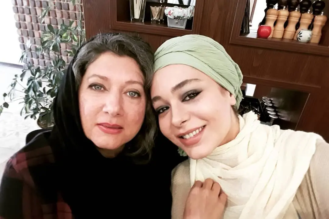 عکس| سفر در زمان؛ «سانیا سالاری» در ۳۱ سالگی و در سالن انتظار یک سینما؛ سال ۹۶