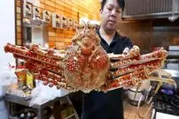 ببینید| غذای خیابانی در ژاپن؛ پخت غذاهای لوکس با خرچنگ عنکبوتی غول پیکر در اوکیناوا