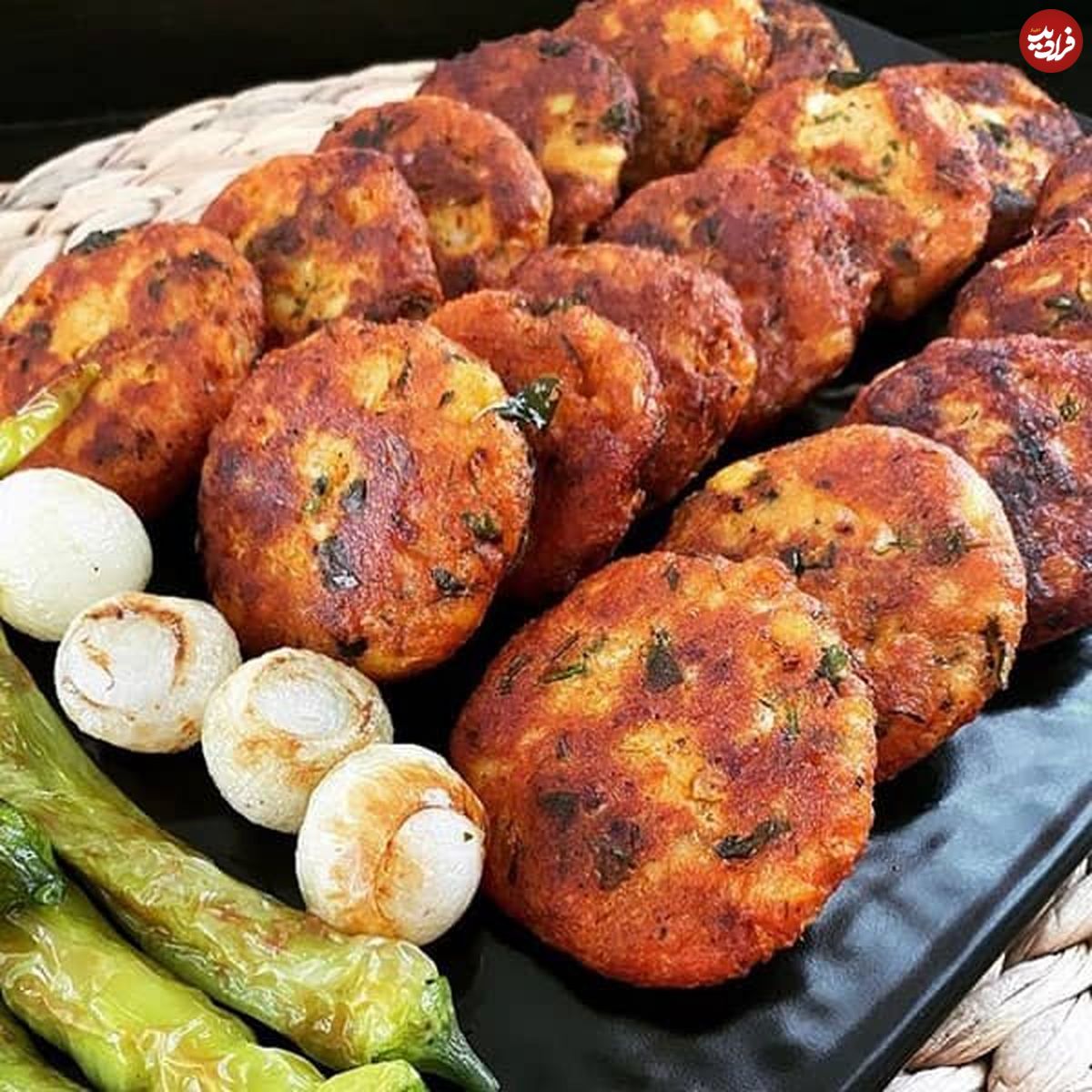 طرز تهیه کوکو سیب زمینی با مرغ و سبزیجات