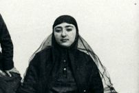 عکس؛ سفر به تاریخ؛ مهمانی «زنان حرمسرا» جلوی اتاق «فخرالدوله، دختر ناصرالدین شاه»