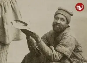 عکس| سفر زمان؛ تصویری از یک «رفتگر» در حال خرید نان؛ دوران قاجار