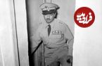 عکس؛ سفر در زمان؛ «بختیار، اولین رئیس ساواک در حال آموزش تیراندازی به فرزندش»؛ دهه 30