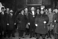 عکس| سفر در زمان؛ افتتاح مجلس پس از فتح تهران با حضور احمدشاه و نایب‌السلطنه‌اش