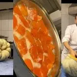 ببینید| غذای خیابانی در ترکیه؛ تهیه دسر کدو حلوایی به روش یک آشپز ماهر در استانبول