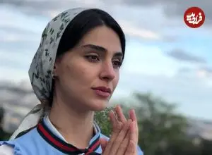 عکس| سفر زمان؛ عکس یادگاری «آفرین ثروتیان» و خانواده‌اش در پشت‌صحنه سریال «آنام»