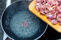 (ویدئو) ببینید اسپانیایی ها با 1 کیلوگرم سنگدان مرغ چه غذای خوشمزه ای طبخ می کنند