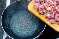 (ویدئو) ببینید اسپانیایی ها با 1 کیلوگرم سنگدان مرغ چه غذای خوشمزه ای طبخ می کنند
