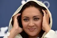 عکس| سفر زمان؛ «نیکی کریمی» 27 ساله در حال دریافت جایزه از دست «جمیله شیخی»