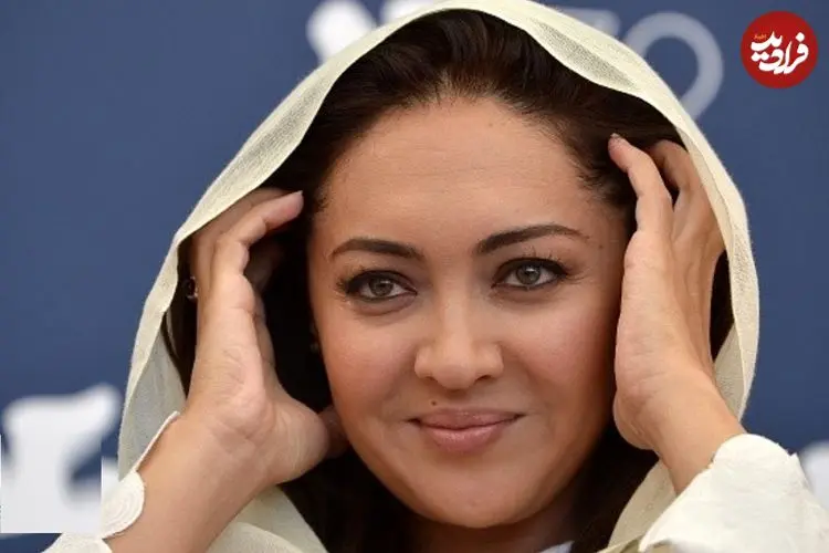 عکس| سفر زمان؛ «نیکی کریمی» 27 ساله در حال دریافت جایزه از دست «جمیله شیخی»