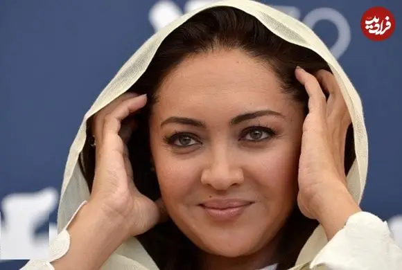 عکس| سفر زمان؛ «نیکی کریمی» 27 ساله در حال دریافت جایزه از دست «جمیله شیخی»