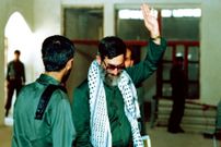 عکس؛ سفر به تاریخ؛ «رهبر انقلاب» با لباس شخصی در کنار شهید 15 ساله‌ای که «پسر وزیر» بود؛ دهۀ 60
