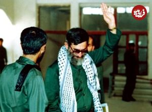 عکس؛ سفر به تاریخ؛ «رهبر انقلاب» با لباس شخصی در کنار شهید 15 ساله‌ای که «پسر وزیر» بود؛ دهۀ 60