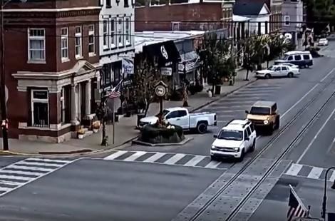 (ویدئو) گیر افتادن یک خودروی شاسی‌بلند روی ریل قطار 
