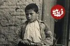 عکس| سفر زمان؛ قلیان کشیدن مرد ایرانی در کوچه؛ 80 سال قبل