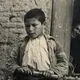 عکس| سفر زمان؛ قلیان کشیدن مرد ایرانی در کوچه؛ 80 سال قبل
