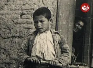 عکس| سفر زمان؛ قلیان کشیدن مرد ایرانی در کوچه؛ 80 سال قبل