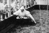 عکس| سفر زمان؛ ژست دختر و نوۀ ناصرالدین شاه روی نیمکت باغ