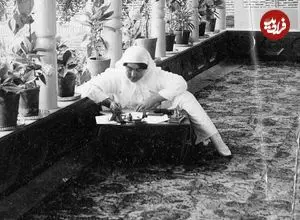 عکس| سفر زمان؛ ژست دختر و نوۀ ناصرالدین شاه روی نیمکت باغ