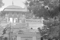 عکس| سفر در زمان؛ یک انگلیسی در هندو در مقابل دو خدمتکارش؛ 120 سال قبل