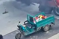 ببینید| واژگونی تریلی حامل آجر روی موتورسیکلت
