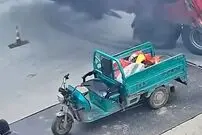 ببینید| واژگونی تریلی حامل آجر روی موتورسیکلت