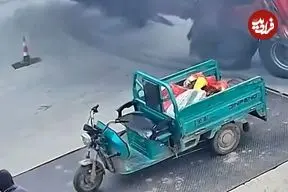 ببینید| واژگونی تریلی حامل آجر روی موتورسیکلت