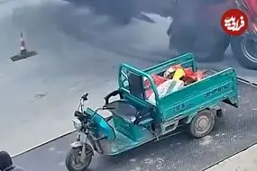ببینید| واژگونی تریلی حامل آجر روی موتورسیکلت