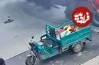 ببینید| واژگونی تریلی حامل آجر روی موتورسیکلت