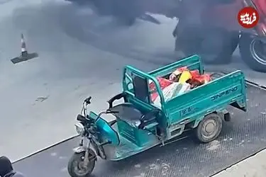 ببینید| واژگونی تریلی حامل آجر روی موتورسیکلت