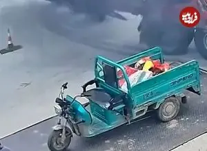 ببینید| واژگونی تریلی حامل آجر روی موتورسیکلت