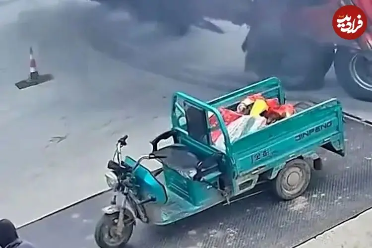 ببینید| واژگونی تریلی حامل آجر روی موتورسیکلت