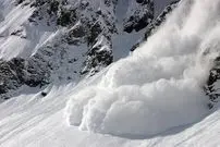 ببینید | لحظه گرفتار شدن اسکی‌باز در بهمن