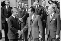 سفر در زمان؛ یادداشت‌های علم، چهارشنبه ۱۲ اردیبهشت ۱۳۵۲: به شاه گفتم «شاید در قضیه واترگیت فراماسون بین المللی نیکسون را که داشت یک چهره بین المللی می شد دارد خورد می‌کند»