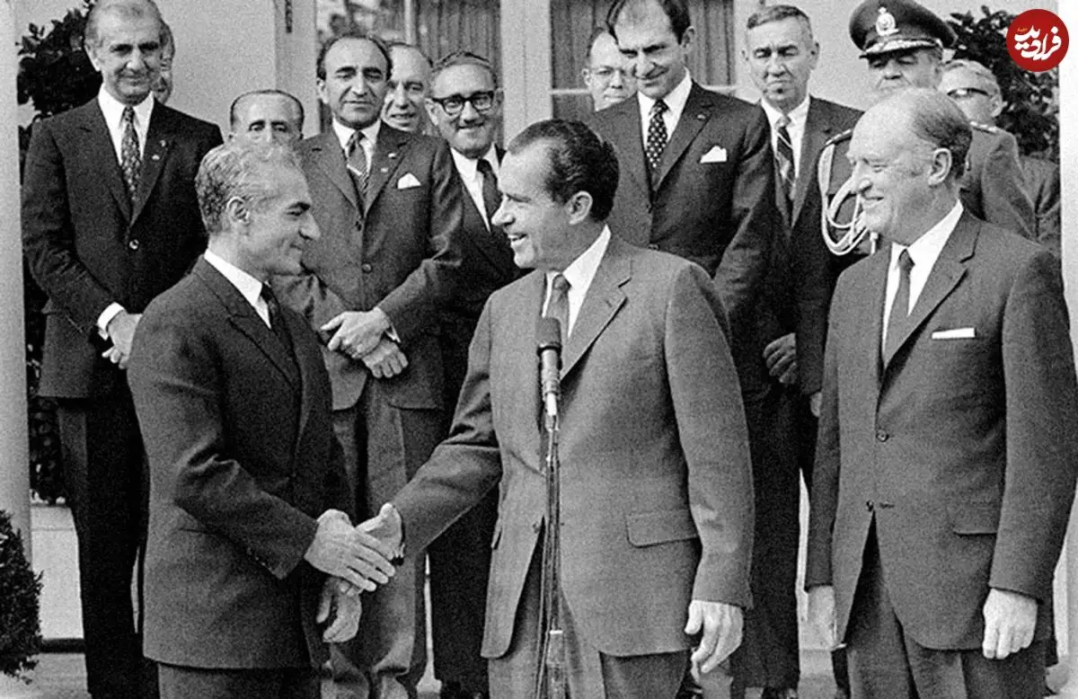 سفر در زمان؛ یادداشت‌های علم، چهارشنبه ۱۲ اردیبهشت ۱۳۵۲: به شاه گفتم «شاید در قضیه واترگیت فراماسون بین المللی نیکسون را که داشت یک چهره بین المللی می شد دارد خورد می‌کند»