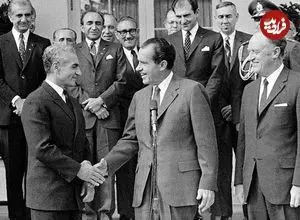 سفر در زمان؛ یادداشت‌های علم، چهارشنبه ۱۲ اردیبهشت ۱۳۵۲: به شاه گفتم «شاید در قضیه واترگیت فراماسون بین المللی نیکسون را که داشت یک چهره بین المللی می شد دارد خورد می‌کند»