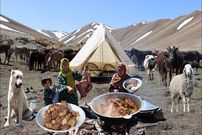 ببینید؛ غذای عشایری در افغانستان؛ پخت خورشت کاری بره و نان لواش