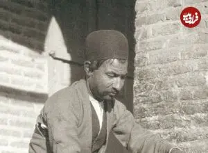 عکس| سفر زمان؛ یک آرایشگر در تهران در حال تراشیدن موی مشتری؛ حدود یک قرن قبل