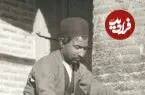 عکس| سفر زمان؛ یک آرایشگر در تهران در حال تراشیدن موی مشتری؛ حدود یک قرن قبل